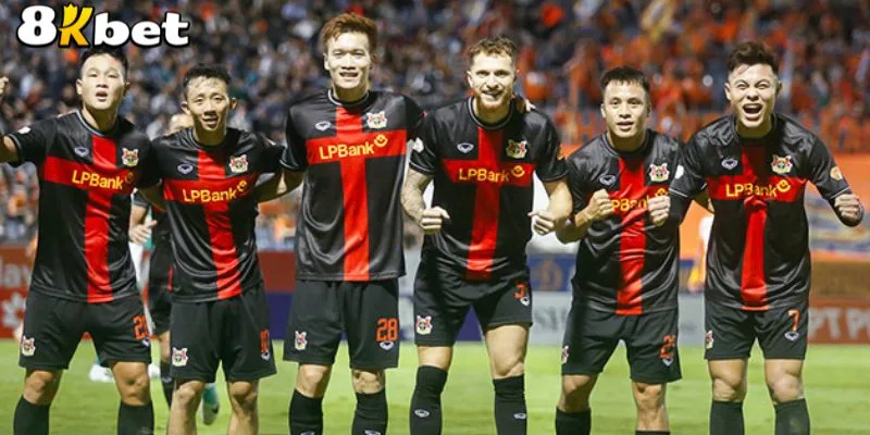 cau-thu-v-league-thi-dau-quyet-liet-tren-san-co